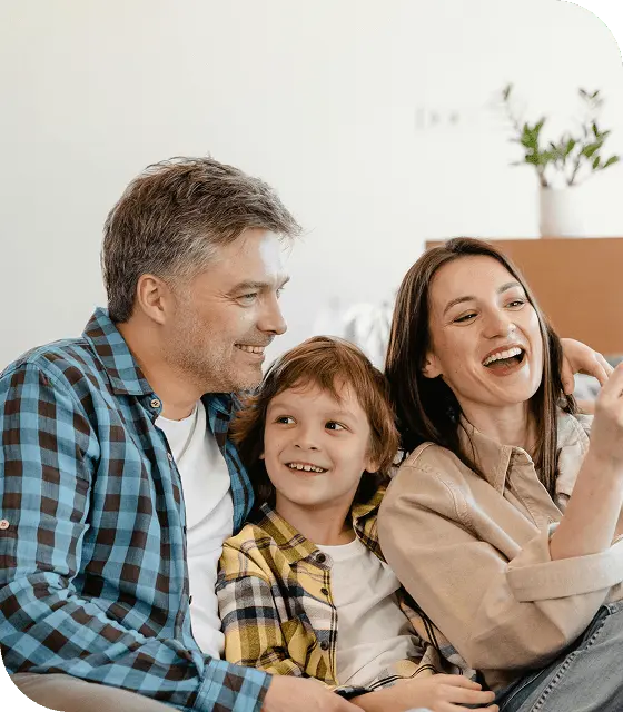 Glückliche neu eingezogene Familie für Immobilienmakler Kaiserslautern